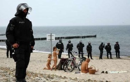 Flics Nudistes